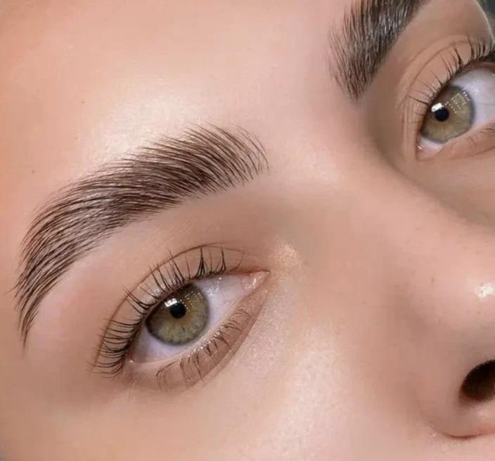 Оформление бровей в Esthetics Lounge