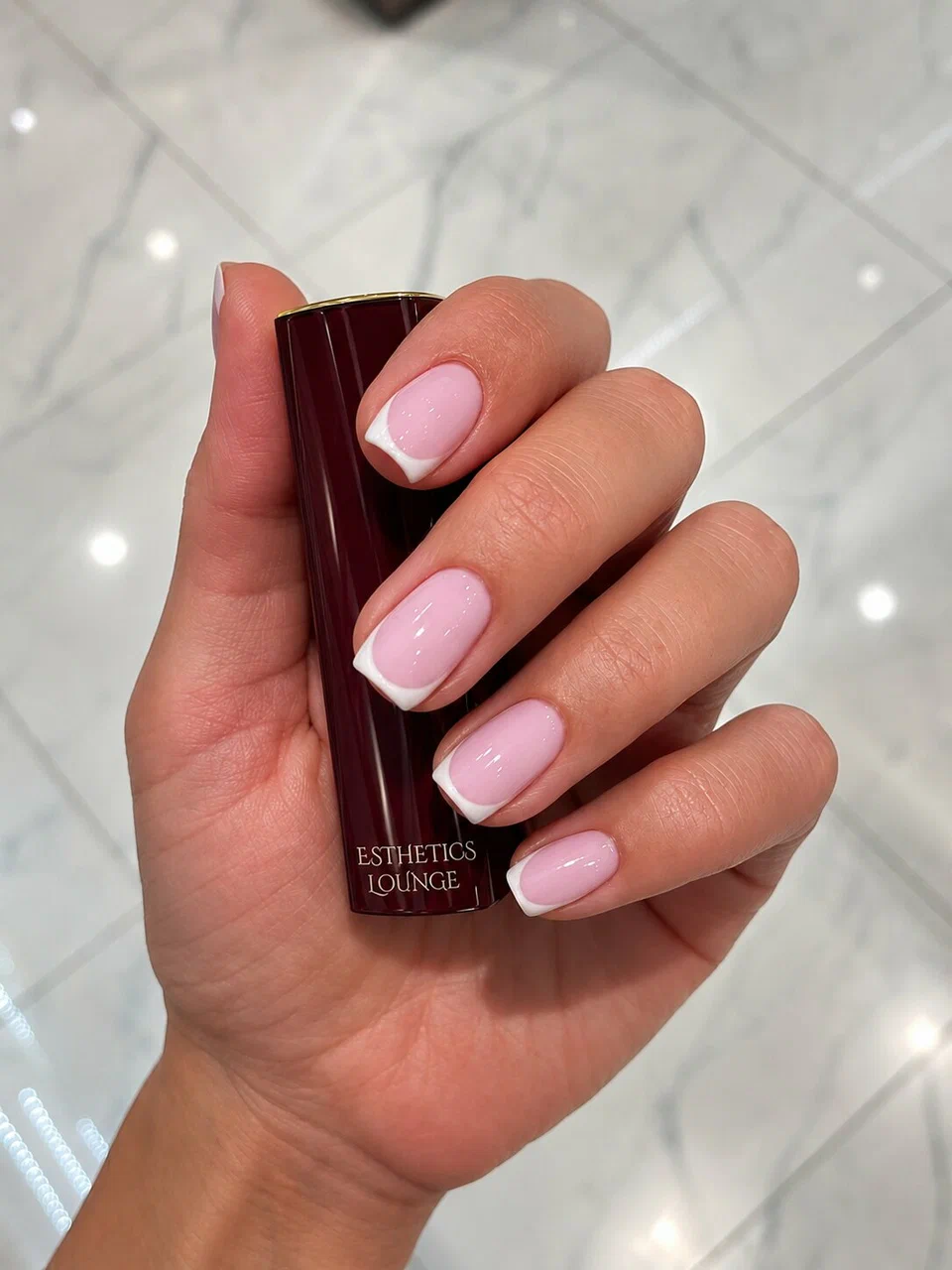 Маникюр с покрытием в Esthetics Lounge